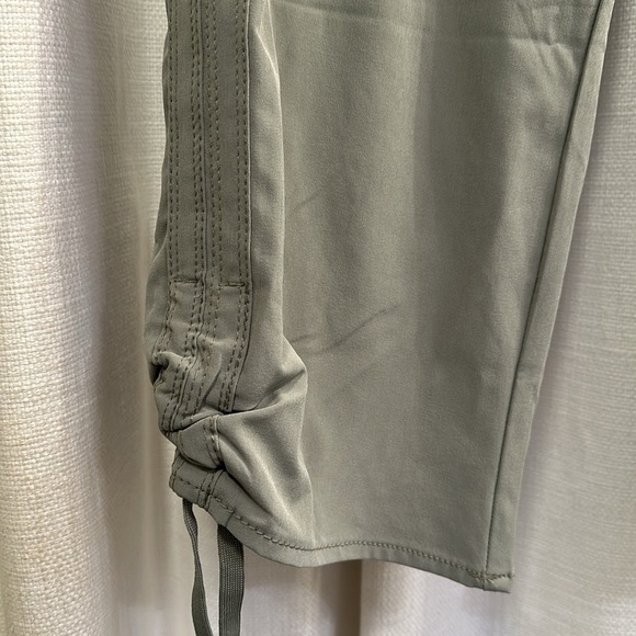 NWT Women’s Khaki’s & Co. Polyester & Spandex Elastic Waist Cargo Pants Size 6 - Picture 5 of 10